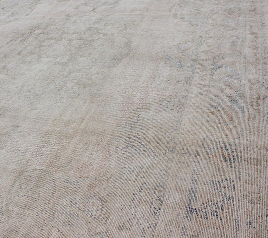 Muted Vintage Turkish Oushak Rug with Distinctive Medallion and Floral Designs Classical designs and muted colors are hallmarks of Oushak carpets. In this rare vintage Oushak from 1940s Turkey, a distinctive medallion pattern is framed by ornate... - Keivan Woven ArtsEN - 140593 - 6107Rug