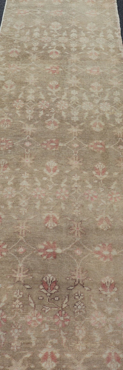 All - over floral vintage Turkish Oushak runner in tan with salmon and taupe hints, rug en - 140600, country of origin / type: Turkey / Oushak, circa 1940 This unique vintage Turkish Oushak runner features an all - over design of subdued ivory blossom... - Keivan Woven ArtsEN - 140600 - 6111Rug