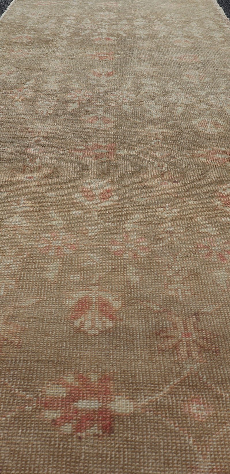 All - over floral vintage Turkish Oushak runner in tan with salmon and taupe hints, rug en - 140600, country of origin / type: Turkey / Oushak, circa 1940 This unique vintage Turkish Oushak runner features an all - over design of subdued ivory blossom... - Keivan Woven ArtsEN - 140600 - 6111Rug
