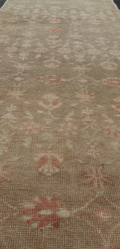 All - over floral vintage Turkish Oushak runner in tan with salmon and taupe hints, rug en - 140600, country of origin / type: Turkey / Oushak, circa 1940 This unique vintage Turkish Oushak runner features an all - over design of subdued ivory blossom... - Keivan Woven ArtsEN - 140600 - 6111Rug
