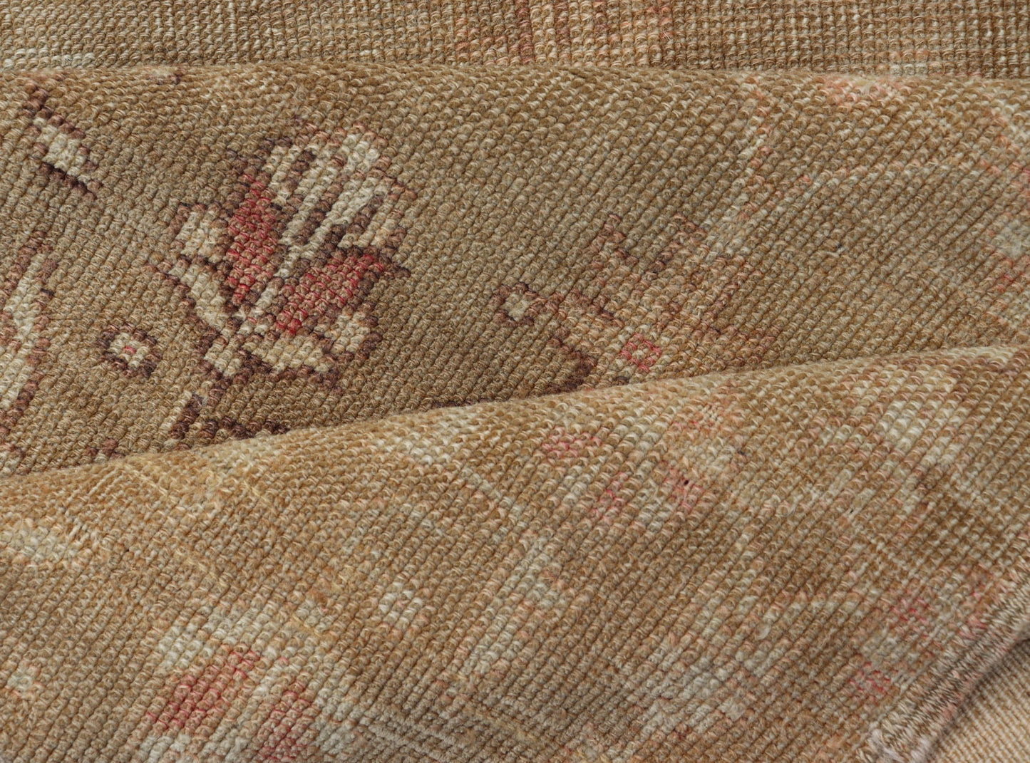 All - over floral vintage Turkish Oushak runner in tan with salmon and taupe hints, rug en - 140600, country of origin / type: Turkey / Oushak, circa 1940 This unique vintage Turkish Oushak runner features an all - over design of subdued ivory blossom... - Keivan Woven ArtsEN - 140600 - 6111Rug