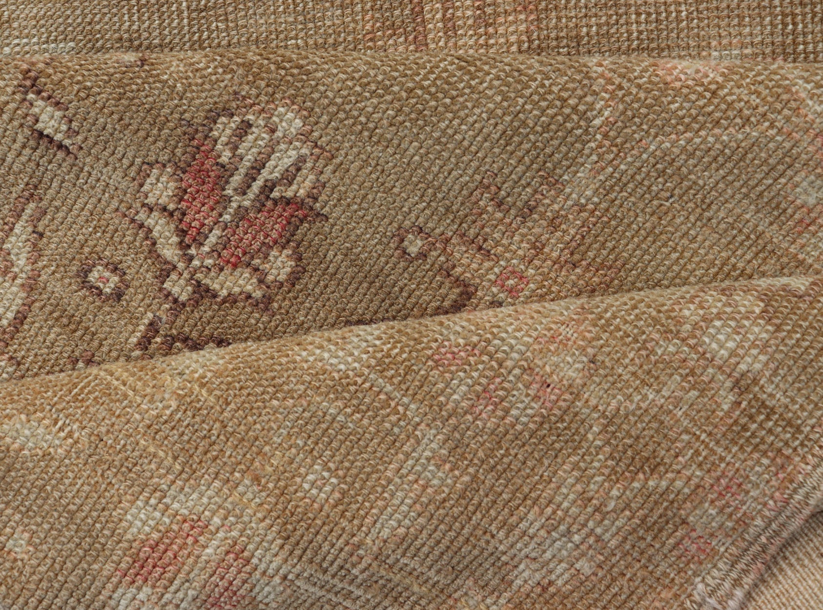 All - over floral vintage Turkish Oushak runner in tan with salmon and taupe hints, rug en - 140600, country of origin / type: Turkey / Oushak, circa 1940 This unique vintage Turkish Oushak runner features an all - over design of subdued ivory blossom... - Keivan Woven ArtsEN - 140600 - 6111Rug