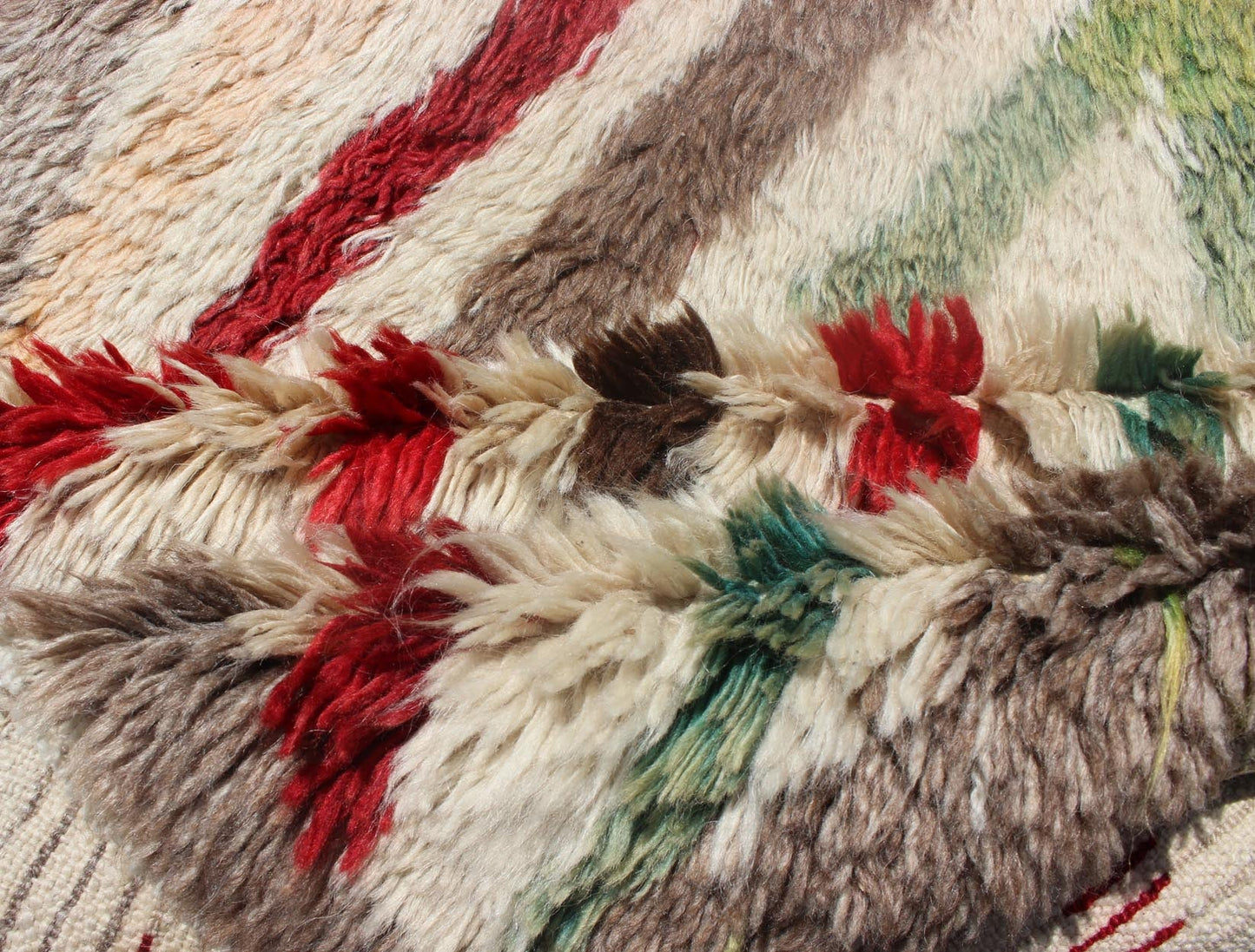 Vintage Turkish Tulu Runner with Tribal Design in Cream, Green, Red and Brown. Vintage Turkish Tulu Runner with Tribal Design. Keivan Woven Arts / rug EN - 140718, country of origin / type: Turkey / Tulu, circa 1940. This Tulu runner contai... - Keivan Woven ArtsEN - 140718 - 6009Rug