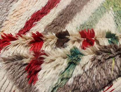 Vintage Turkish Tulu Runner with Tribal Design in Cream, Green, Red and Brown. Vintage Turkish Tulu Runner with Tribal Design. Keivan Woven Arts / rug EN - 140718, country of origin / type: Turkey / Tulu, circa 1940. This Tulu runner contai... - Keivan Woven ArtsEN - 140718 - 6009Rug