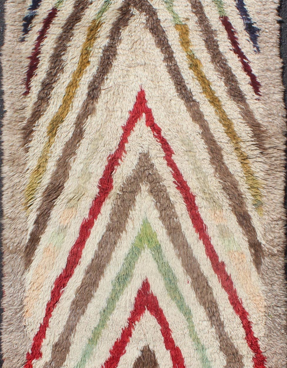 Vintage Turkish Tulu Runner with Tribal Design in Cream, Green, Red and Brown. Vintage Turkish Tulu Runner with Tribal Design. Keivan Woven Arts / rug EN - 140718, country of origin / type: Turkey / Tulu, circa 1940. This Tulu runner contai... - Keivan Woven ArtsEN - 140718 - 6009Rug