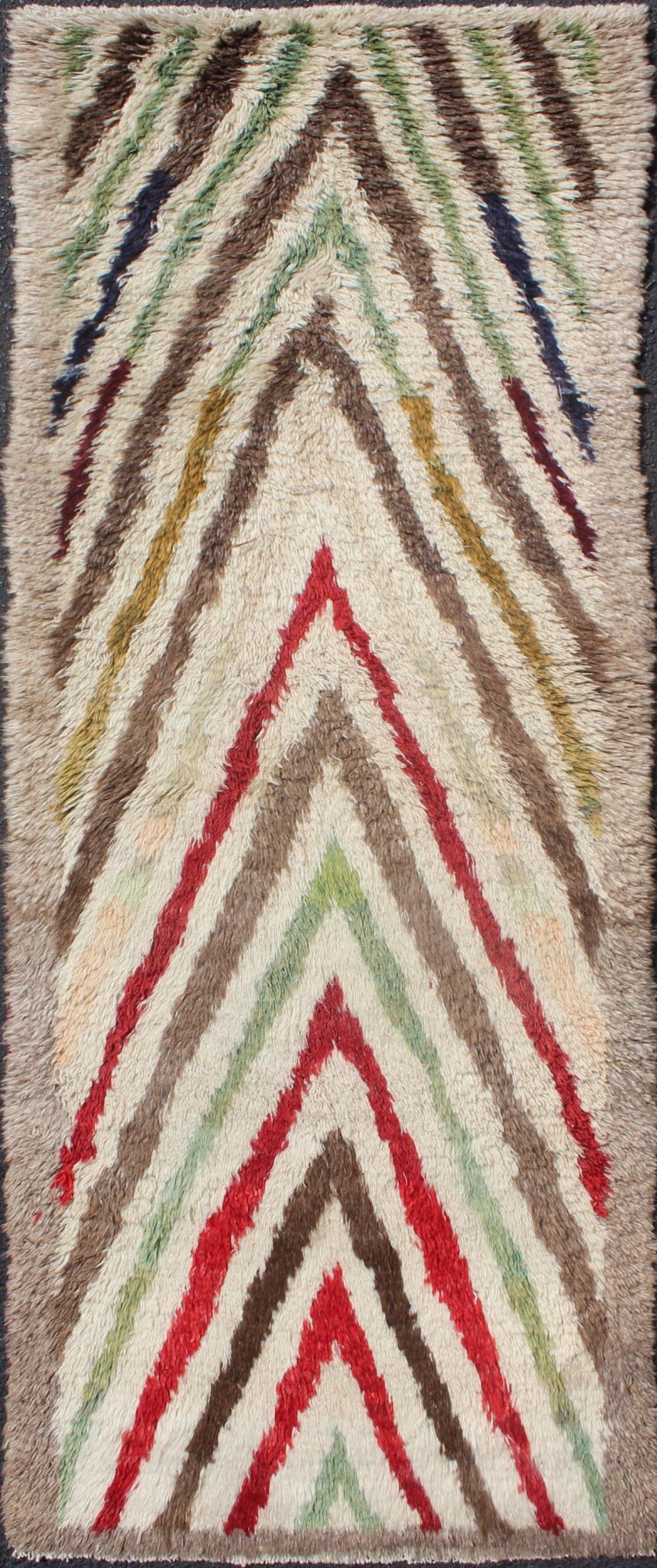 Vintage Turkish Tulu Runner with Tribal Design in Cream, Green, Red and Brown. Vintage Turkish Tulu Runner with Tribal Design. Keivan Woven Arts / rug EN - 140718, country of origin / type: Turkey / Tulu, circa 1940. This Tulu runner contai... - Keivan Woven ArtsEN - 140718 - 6009Rug