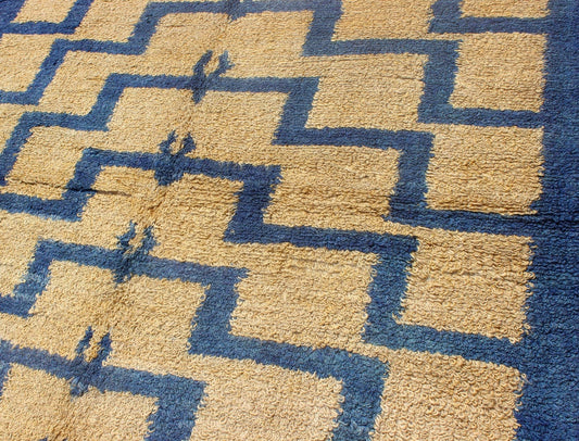 Mid - Century Modern Tulu Turkish Carpet with Tribal Pattern in Blue and Soft Gold. Vintage Turkish Tulu carpet displays Mid - Century Modern design with a Tribal pattern in soft gold/yellow and medium blue, Keivan Woven Arts / Rug EN - 140764, count... - Keivan Woven ArtsEN - 140764 - 5999Rug