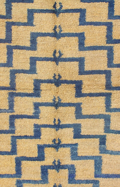Mid - Century Modern Tulu Turkish Carpet with Tribal Pattern in Blue and Soft Gold. Vintage Turkish Tulu carpet displays Mid - Century Modern design with a Tribal pattern in soft gold/yellow and medium blue, Keivan Woven Arts / Rug EN - 140764, count... - Keivan Woven ArtsEN - 140764 - 5999Rug