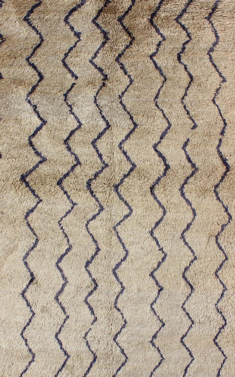 This stunning two - color Tulu rug features dark blue lines on a off sandy/taupe background. The pile is lush and of very high quality wool. This simple yet exquisite design makes this rug a perfect fit for a variety of modern, transitional, traditional ... - Keivan Woven ArtsEN - 140791 - 6015Rug
