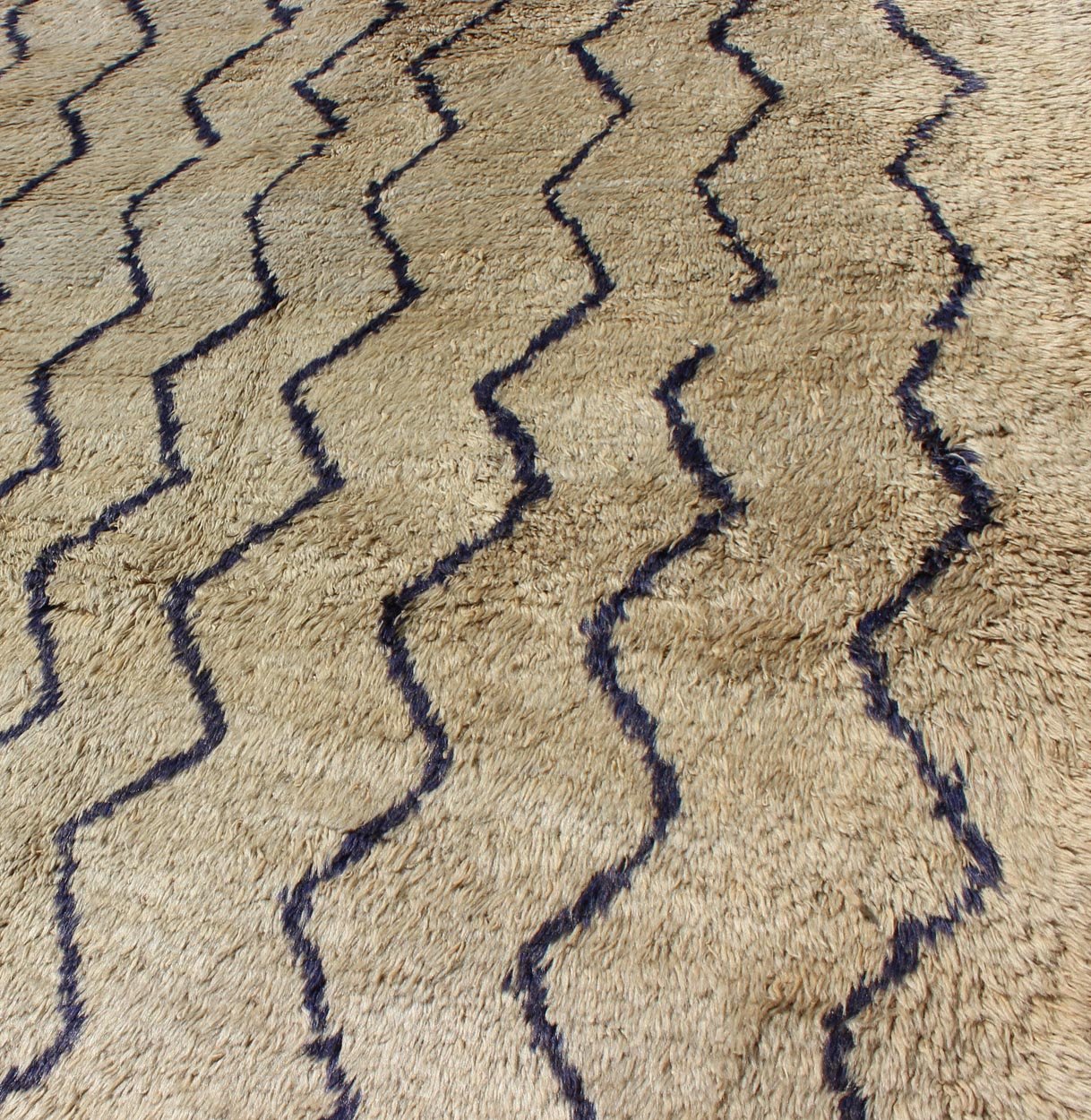 This stunning two - color Tulu rug features dark blue lines on a off sandy/taupe background. The pile is lush and of very high quality wool. This simple yet exquisite design makes this rug a perfect fit for a variety of modern, transitional, traditional ... - Keivan Woven ArtsEN - 140791 - 6015Rug