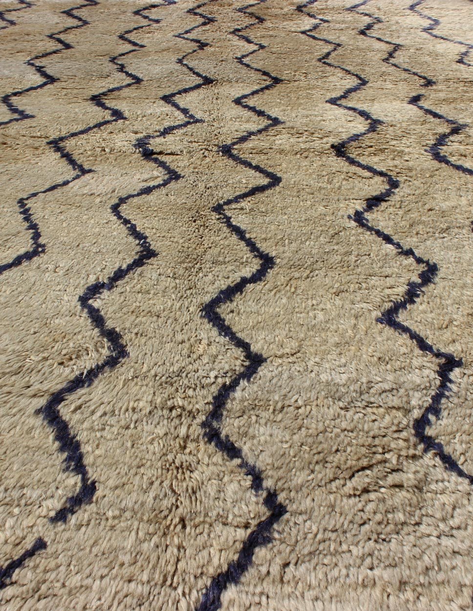 This stunning two - color Tulu rug features dark blue lines on a off sandy/taupe background. The pile is lush and of very high quality wool. This simple yet exquisite design makes this rug a perfect fit for a variety of modern, transitional, traditional ... - Keivan Woven ArtsEN - 140791 - 6015Rug