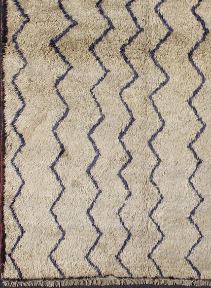 This stunning two - color Tulu rug features dark blue lines on a off sandy/taupe background. The pile is lush and of very high quality wool. This simple yet exquisite design makes this rug a perfect fit for a variety of modern, transitional, traditional ... - Keivan Woven ArtsEN - 140791 - 6015Rug