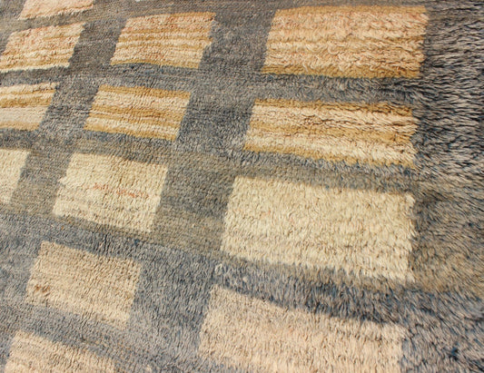 Vintage Turkish Tulu Carpet with Sand Rectangles with Gray Outlines Vintage Turkish Tulu Carpet with Sand Rectangles with Gray Outlines rug/en - 140798 origin/turkey This Tulu carpet features sand colored rectangular shapes with gray outli... - Keivan Woven ArtsEN - 140798 - 6388Rug