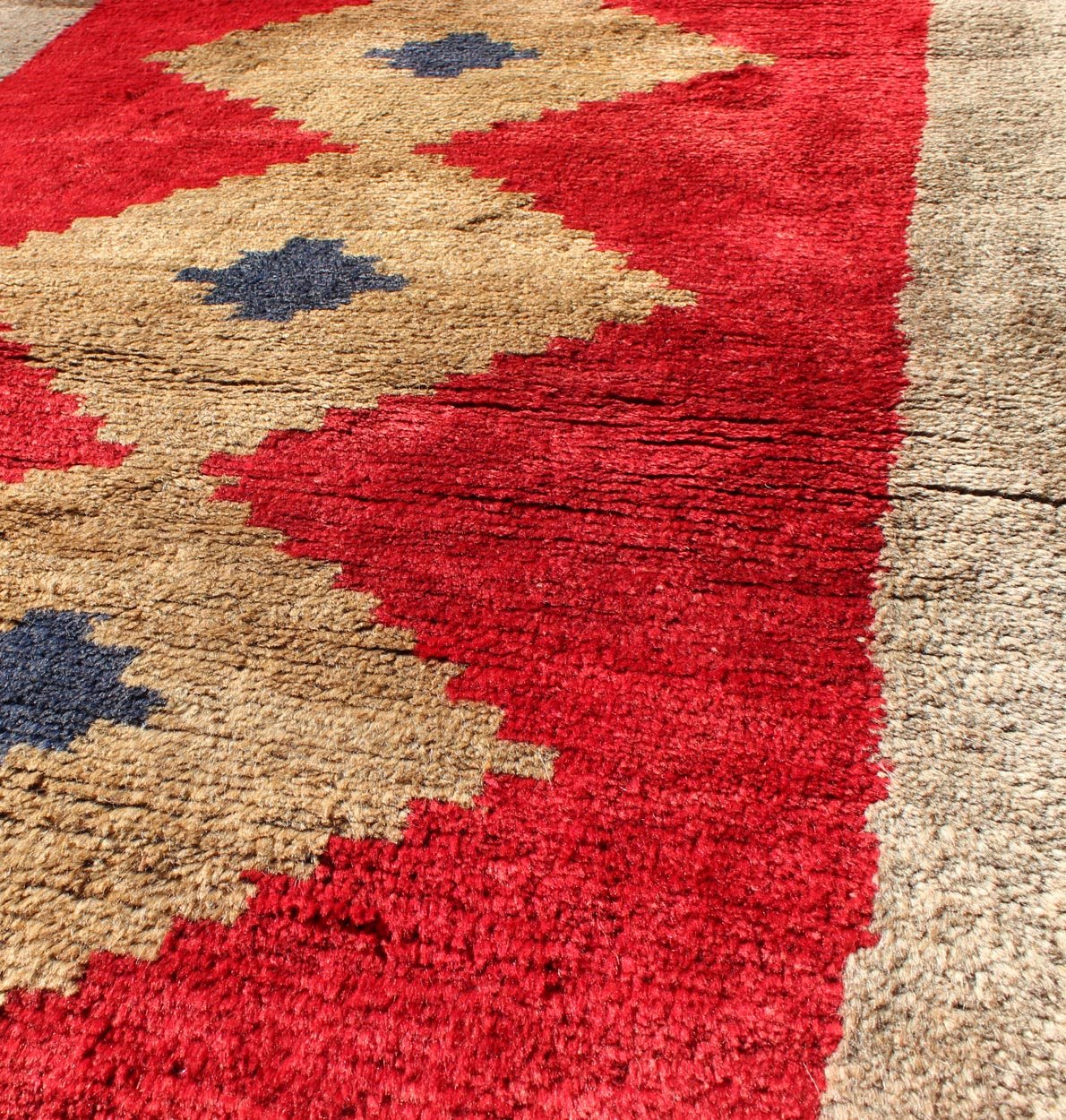 Midcentury Turkish Tulu rug with diamond design in bright red and tan colors, rug en - 140847, country of origin / type: Turkey / Tulu, circa 1950. This midcentury Tulu carpet contains three diamond shapes laid across a bright red - colored field an... - Keivan Woven ArtsEN - 140847 - 7125Rug
