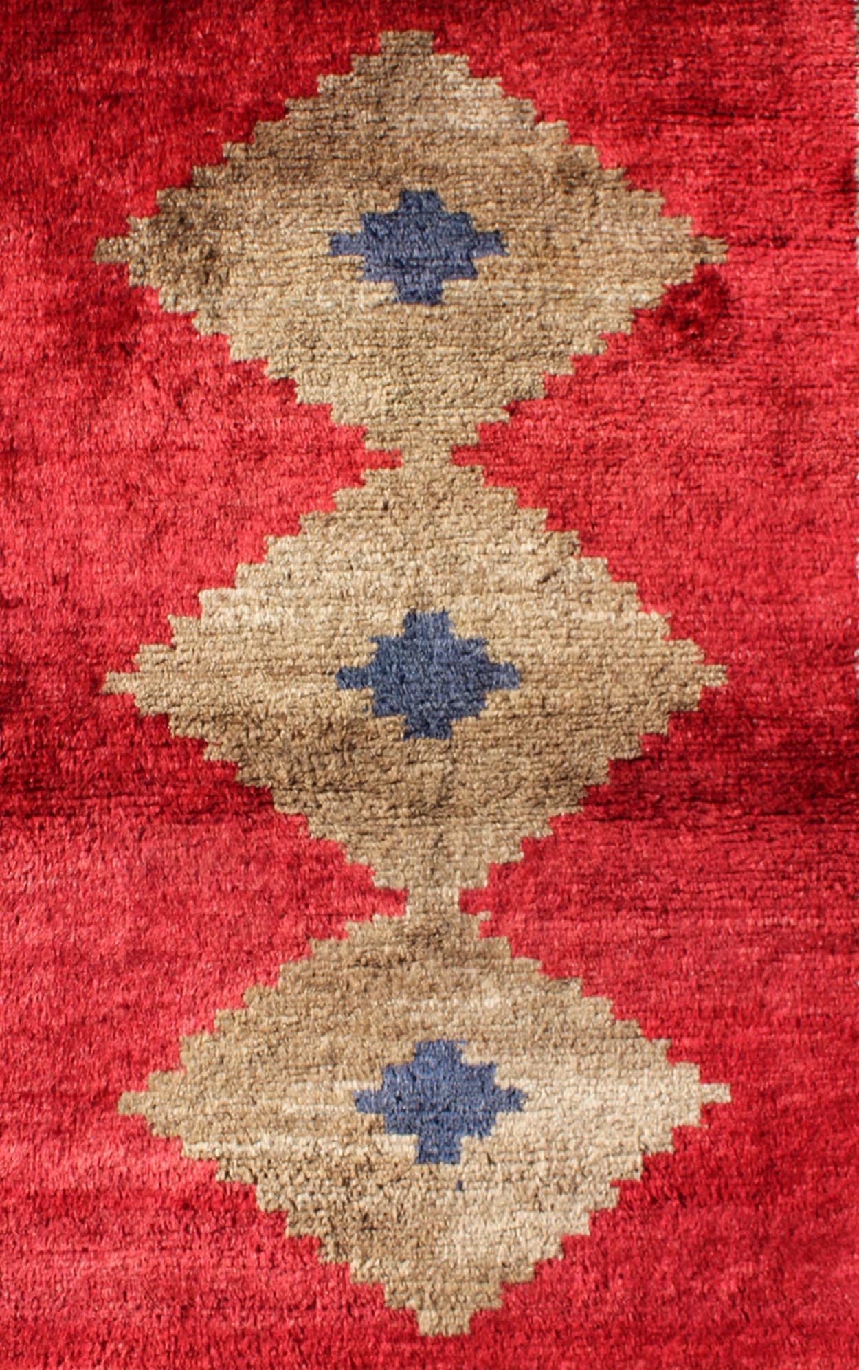 Midcentury Turkish Tulu rug with diamond design in bright red and tan colors, rug en - 140847, country of origin / type: Turkey / Tulu, circa 1950. This midcentury Tulu carpet contains three diamond shapes laid across a bright red - colored field an... - Keivan Woven ArtsEN - 140847 - 7125Rug