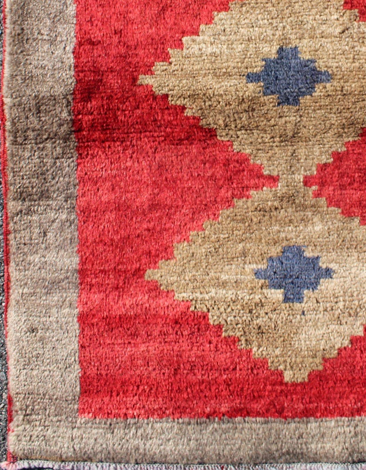 Midcentury Turkish Tulu rug with diamond design in bright red and tan colors, rug en - 140847, country of origin / type: Turkey / Tulu, circa 1950. This midcentury Tulu carpet contains three diamond shapes laid across a bright red - colored field an... - Keivan Woven ArtsEN - 140847 - 7125Rug