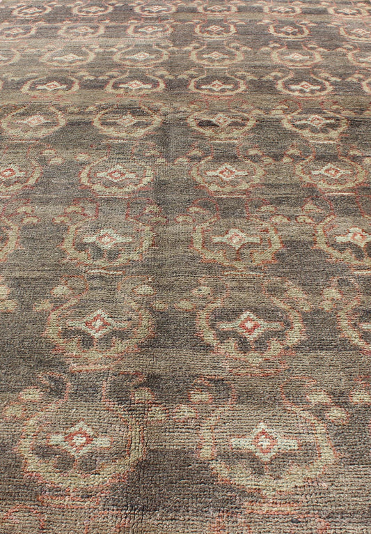 Gray vintage Turkish Oushak rug with all - over blossom design in soft red and light green , rug en - 140879, country of origin type: Turkey Oushak, circa 1940 This Oushak carpet (circa mid - 20th century) features an all - over pattern of interconnecte... - Keivan Woven ArtsEN - 140879 - 6644