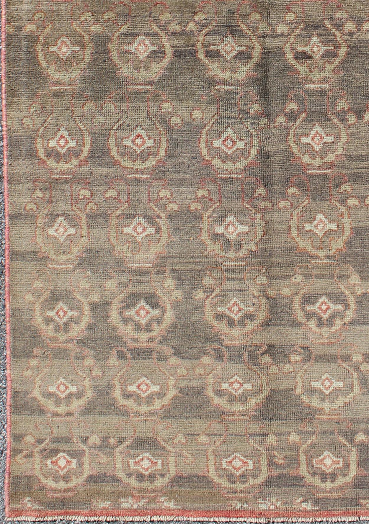 Gray vintage Turkish Oushak rug with all - over blossom design in soft red and light green , rug en - 140879, country of origin type: Turkey Oushak, circa 1940 This Oushak carpet (circa mid - 20th century) features an all - over pattern of interconnecte... - Keivan Woven ArtsEN - 140879 - 6644Rug