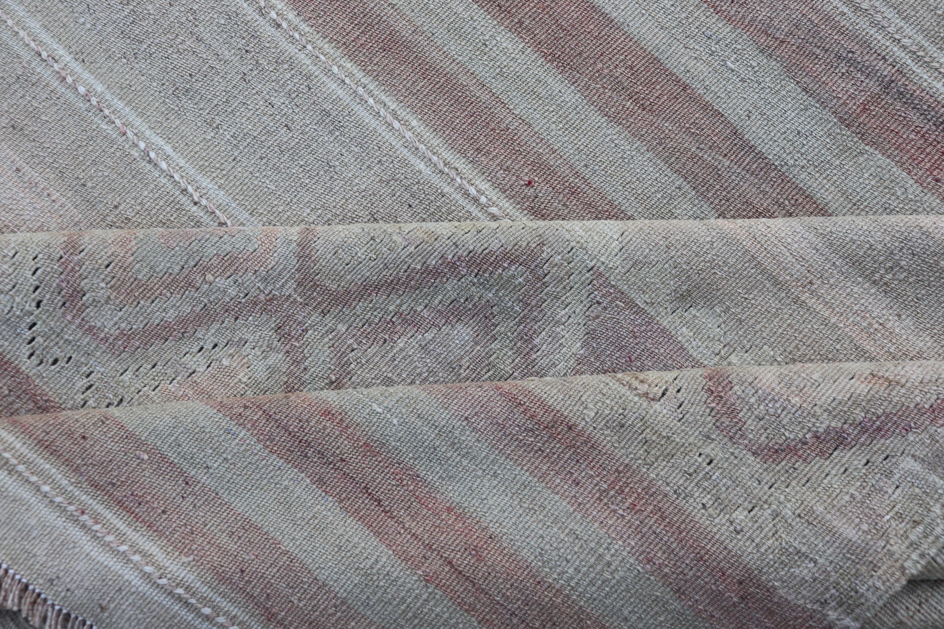 Vintage Gallery Turkish Kilim Runner with Creams, Soft Coral and Light Brown Minimalist design with stripe design Turkish Kilim gallery runner in cream, light brown and soft red/coral color. Keivan Woven Arts / rug EN - 141121, country of origin /... - Keivan Woven ArtsEN - 141121 - 17104Rug
