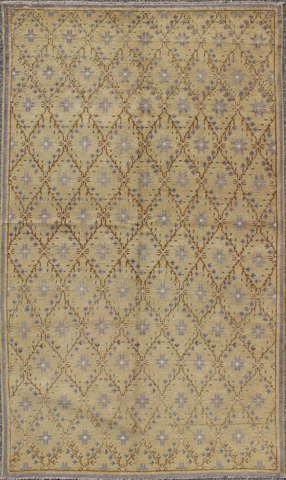Vintage Turkish Oushak rug with Lattice blossom design in camel and gray colors, rug en - 141301, country of origin / type: Turkey / Oushak, circa 1940 Set on a camel - colored field with an all - over pattern, this beautiful mid - century Turkish Ousha... - Keivan Woven ArtsEN - 141301 - 9278Rug