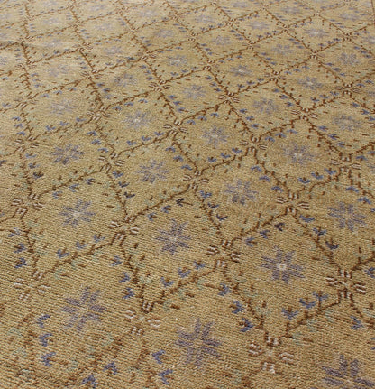 Vintage Turkish Oushak rug with Lattice blossom design in camel and gray colors, rug en - 141301, country of origin / type: Turkey / Oushak, circa 1940 Set on a camel - colored field with an all - over pattern, this beautiful mid - century Turkish Ousha... - Keivan Woven ArtsEN - 141301 - 9278Rug