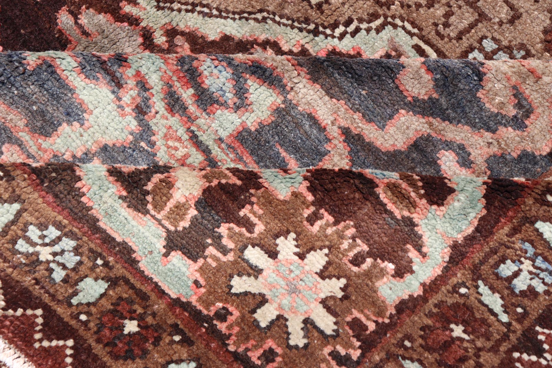 Turkish Kars Rug with Floral Medallion Design in Brown and Earthy Tones. Keivan Woven Arts / rug EN - 141324, country of origin / type: Turkey / Oushak, circa mid - 20th Century. This beautiful Turkish carpet features an exquisite classical design a... - Keivan Woven ArtsEN - 141324 - 6660Rug