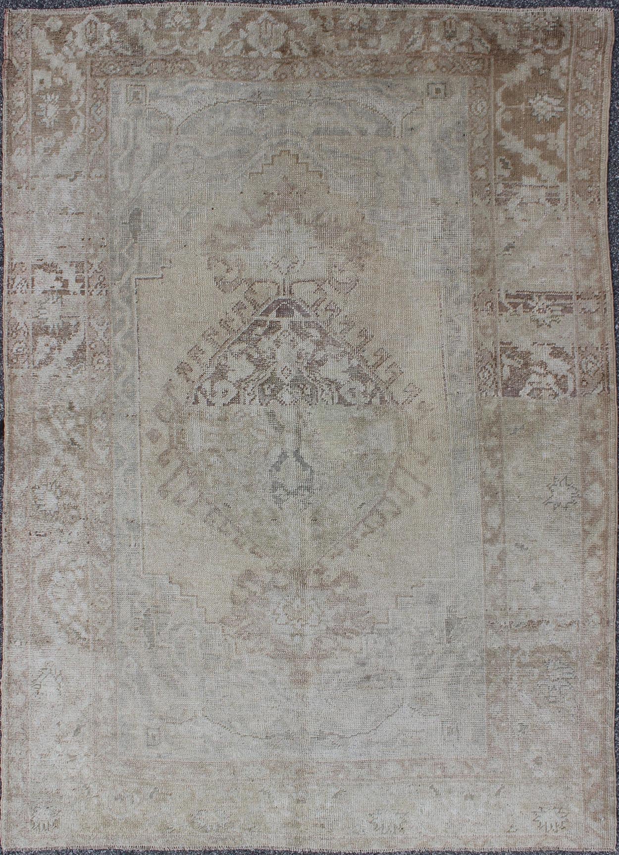 Earthy colors antique Turkish Oushak Rug with Faded Medallion Design. Vintage Oushak carpet from Turkey in earth colors, with muted neutral tones, Keivan Woven Arts / rug EN - 141385, country of origin / type: Turkey / Oushak, circa 1950. T... - Keivan Woven ArtsEN - 141385 - 6666Rug