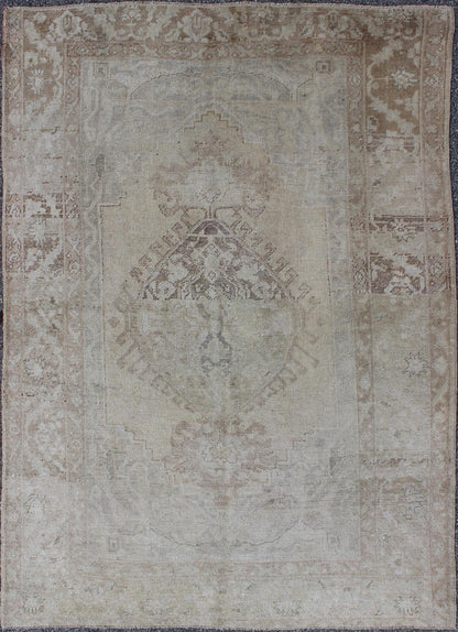 Earthy colors antique Turkish Oushak Rug with Faded Medallion Design. Vintage Oushak carpet from Turkey in earth colors, with muted neutral tones, Keivan Woven Arts / rug EN - 141385, country of origin / type: Turkey / Oushak, circa 1950. T... - Keivan Woven ArtsEN - 141385 - 6666Rug
