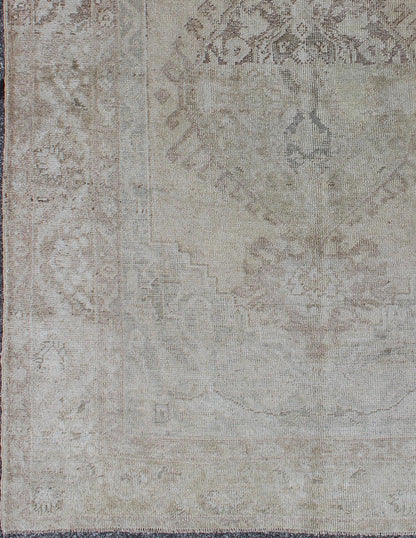 Earthy colors antique Turkish Oushak Rug with Faded Medallion Design. Vintage Oushak carpet from Turkey in earth colors, with muted neutral tones, Keivan Woven Arts / rug EN - 141385, country of origin / type: Turkey / Oushak, circa 1950. T... - Keivan Woven ArtsEN - 141385 - 6666Rug