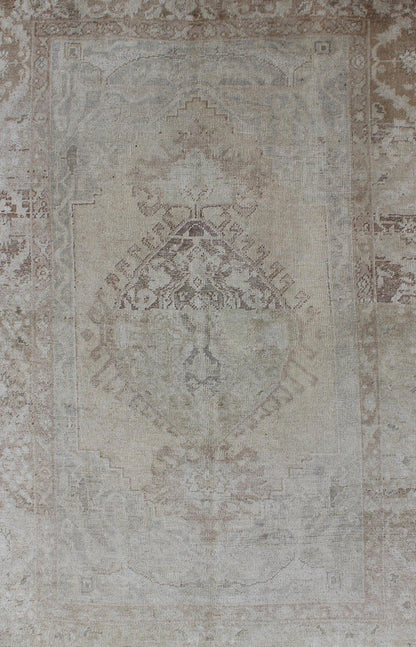 Earthy colors antique Turkish Oushak Rug with Faded Medallion Design. Vintage Oushak carpet from Turkey in earth colors, with muted neutral tones, Keivan Woven Arts / rug EN - 141385, country of origin / type: Turkey / Oushak, circa 1950. T... - Keivan Woven ArtsEN - 141385 - 6666Rug