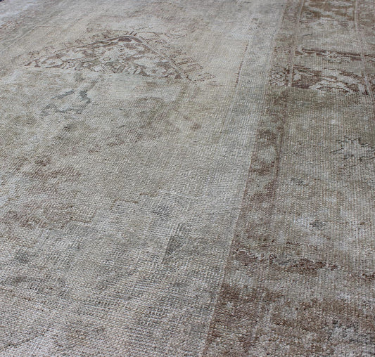 Earthy colors antique Turkish Oushak Rug with Faded Medallion Design. Vintage Oushak carpet from Turkey in earth colors, with muted neutral tones, Keivan Woven Arts / rug EN - 141385, country of origin / type: Turkey / Oushak, circa 1950. T... - Keivan Woven ArtsEN - 141385 - 6666Rug