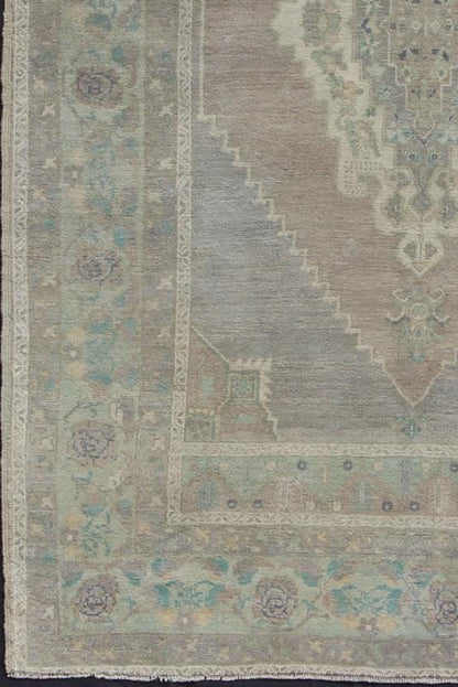 Vintage Turkish Oushak Rug in Lavender, Light Green, Gray with central medallion Vintage Turkish Oushak Rug with Central Medallion with Floral Motifs. Vintage Turkish Oushak, Keivan Woven Arts / rug EN - 141399, origin/Turkey mid - 20th century, ... - Keivan Woven ArtsEN - 141399 - 7199Rug
