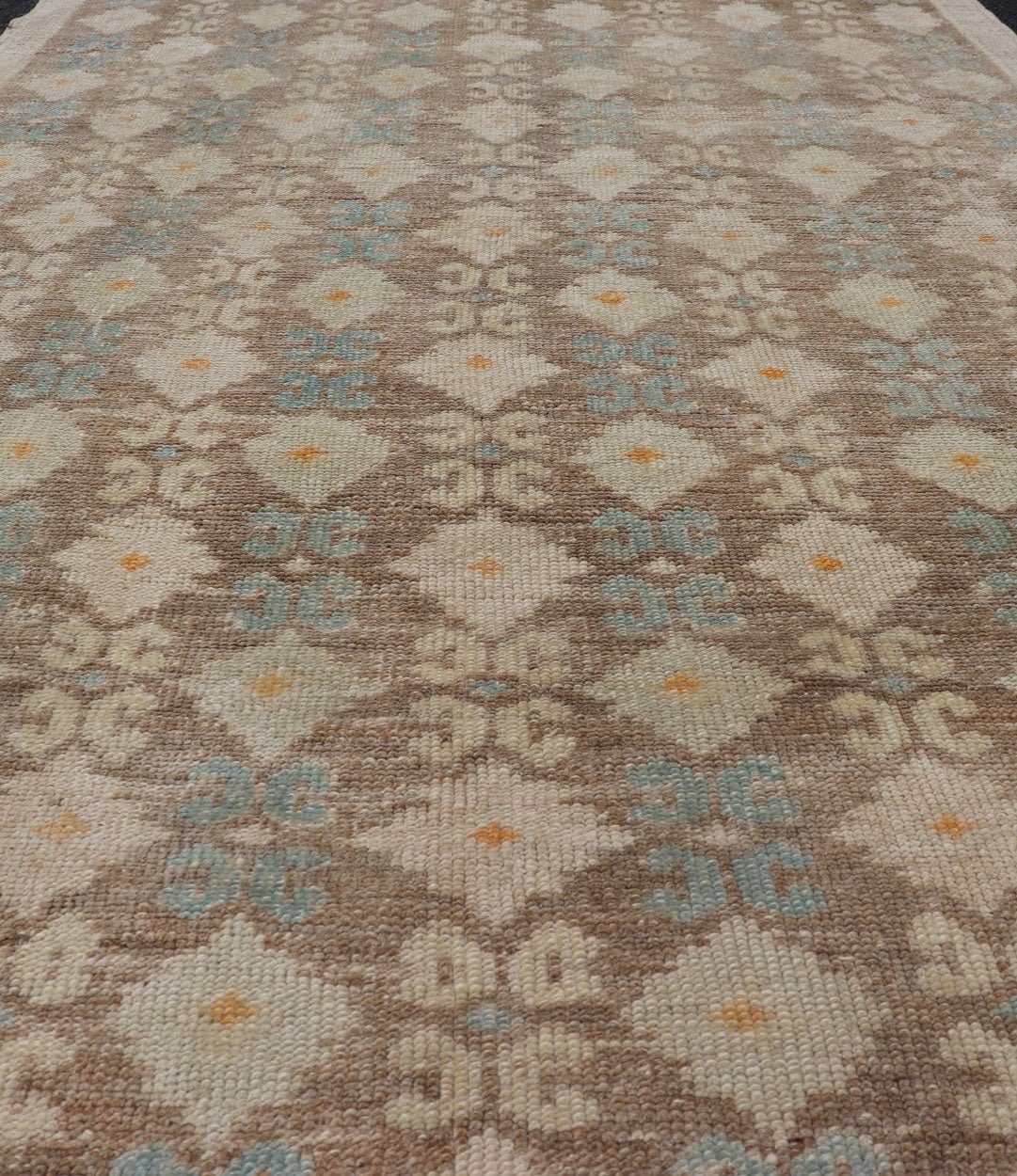 Vintage Turkish Tulu Rug with a Modern Design with All - Over Tribal Design This modern - design vintage Turkish Tulu rug features an all - over Design with a black zig zag line connecting the flowers. Set on light brown background, the flower colors ... - Keivan Woven ArtsEN - 141454 - 14650Rug