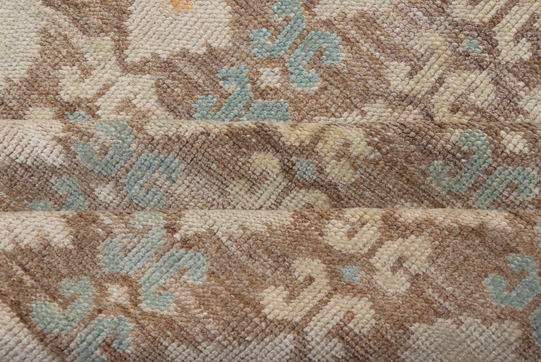 Vintage Turkish Tulu Rug with a Modern Design with All - Over Tribal Design This modern - design vintage Turkish Tulu rug features an all - over Design with a black zig zag line connecting the flowers. Set on light brown background, the flower colors ... - Keivan Woven ArtsEN - 141454 - 14650Rug