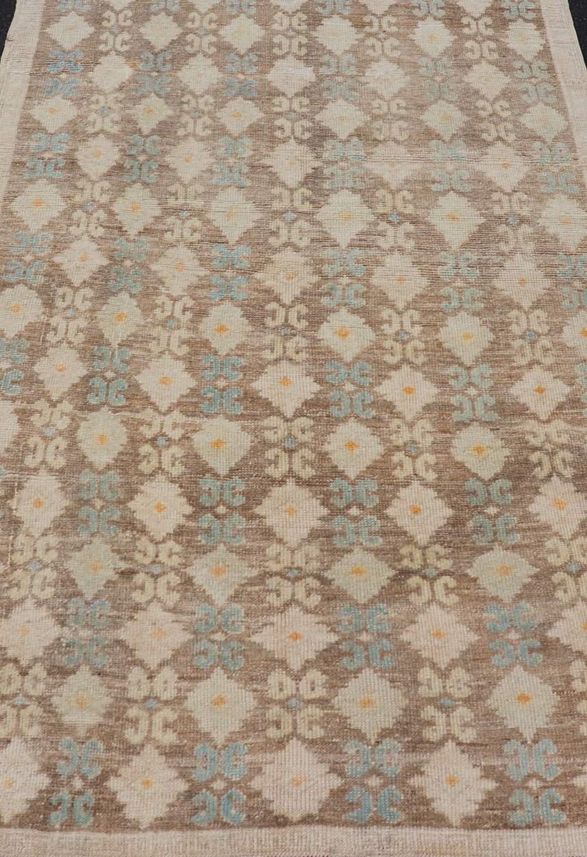 Vintage Turkish Tulu Rug with a Modern Design with All - Over Tribal Design This modern - design vintage Turkish Tulu rug features an all - over Design with a black zig zag line connecting the flowers. Set on light brown background, the flower colors ... - Keivan Woven ArtsEN - 141454 - 14650Rug
