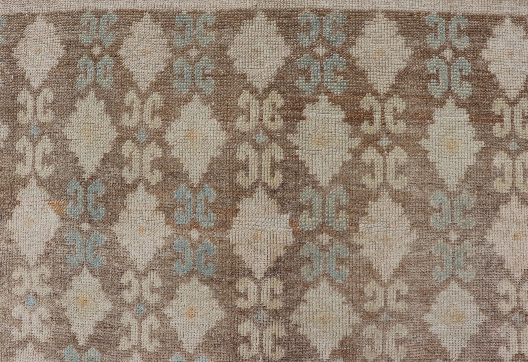 Vintage Turkish Tulu Rug with a Modern Design with All - Over Tribal Design This modern - design vintage Turkish Tulu rug features an all - over Design with a black zig zag line connecting the flowers. Set on light brown background, the flower colors ... - Keivan Woven ArtsEN - 141454 - 14650Rug