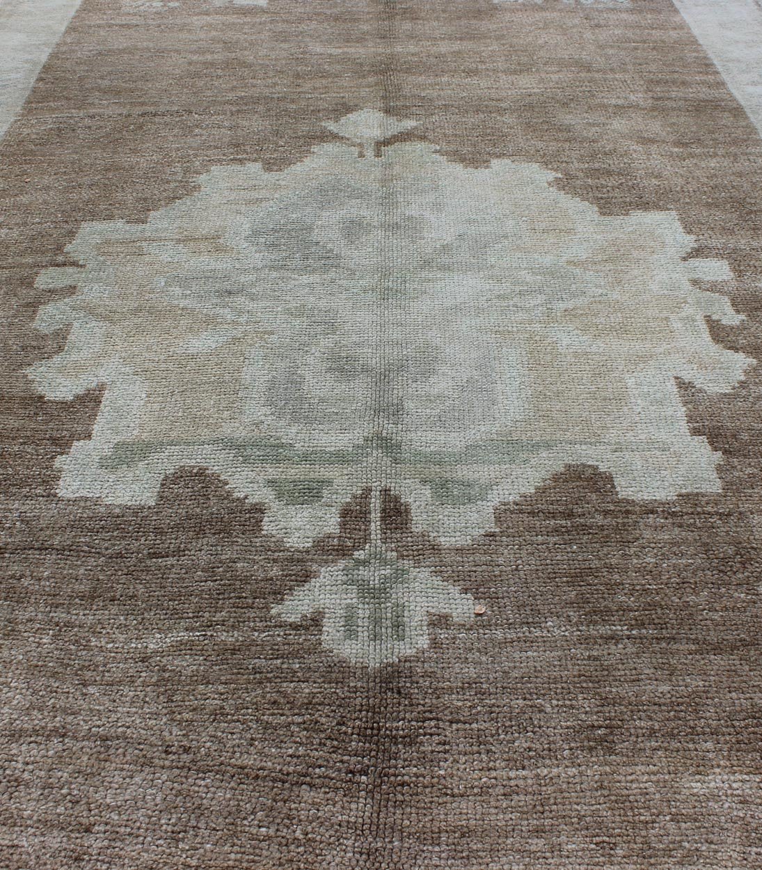 Vintage Turkish Oushak Rug with Floral Cornices in Light Brown, Gray and Cream, rug en - 141494, country of origin / type: Turkey / Oushak, circa mid - 20th century This antique Turkish Oushak carpet (circa mid - 20th century) features a central medal... - Keivan Woven ArtsEN - 141494 - 6690Rug