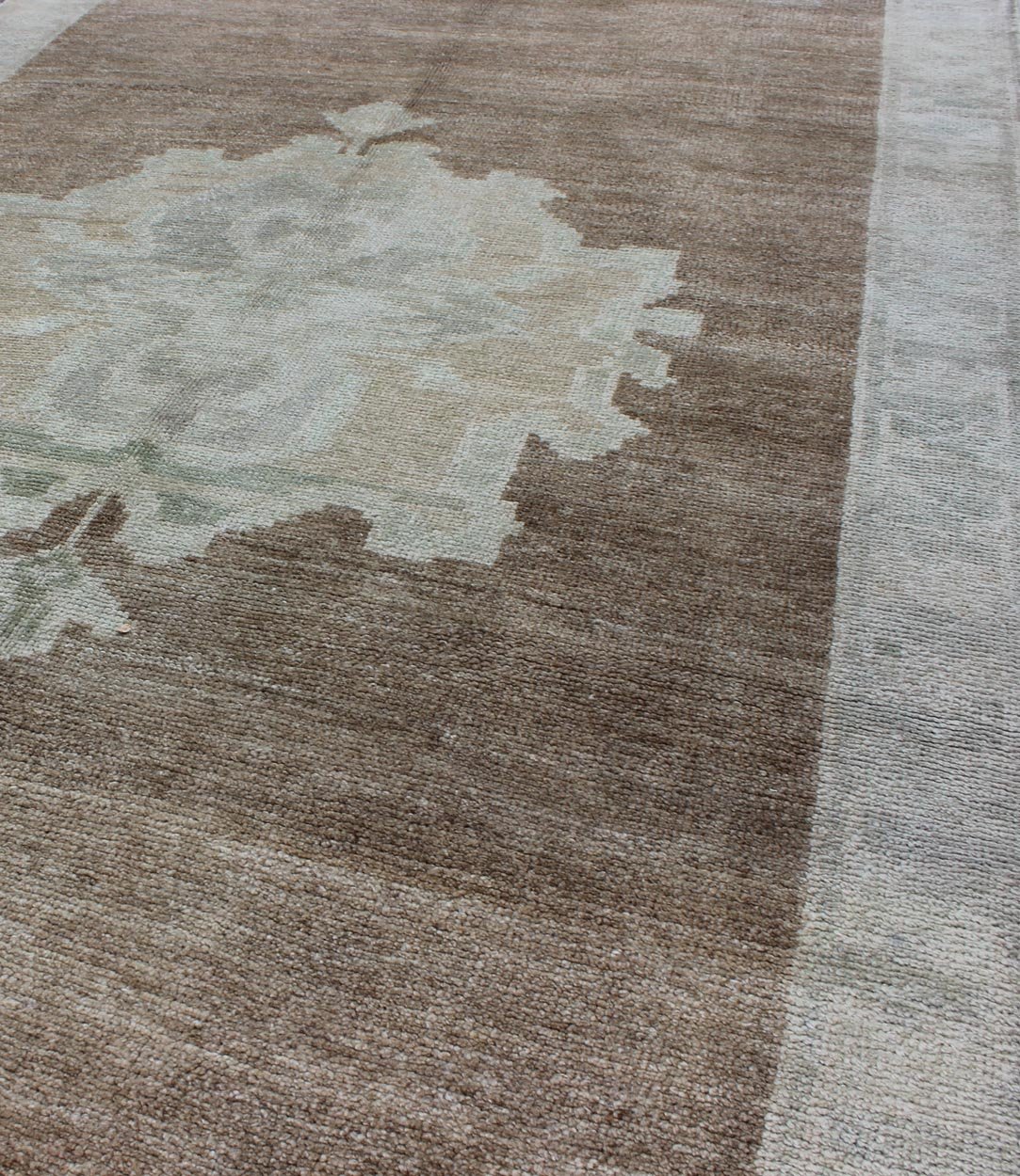 Vintage Turkish Oushak Rug with Floral Cornices in Light Brown, Gray and Cream, rug en - 141494, country of origin / type: Turkey / Oushak, circa mid - 20th century This antique Turkish Oushak carpet (circa mid - 20th century) features a central medal... - Keivan Woven ArtsEN - 141494 - 6690Rug