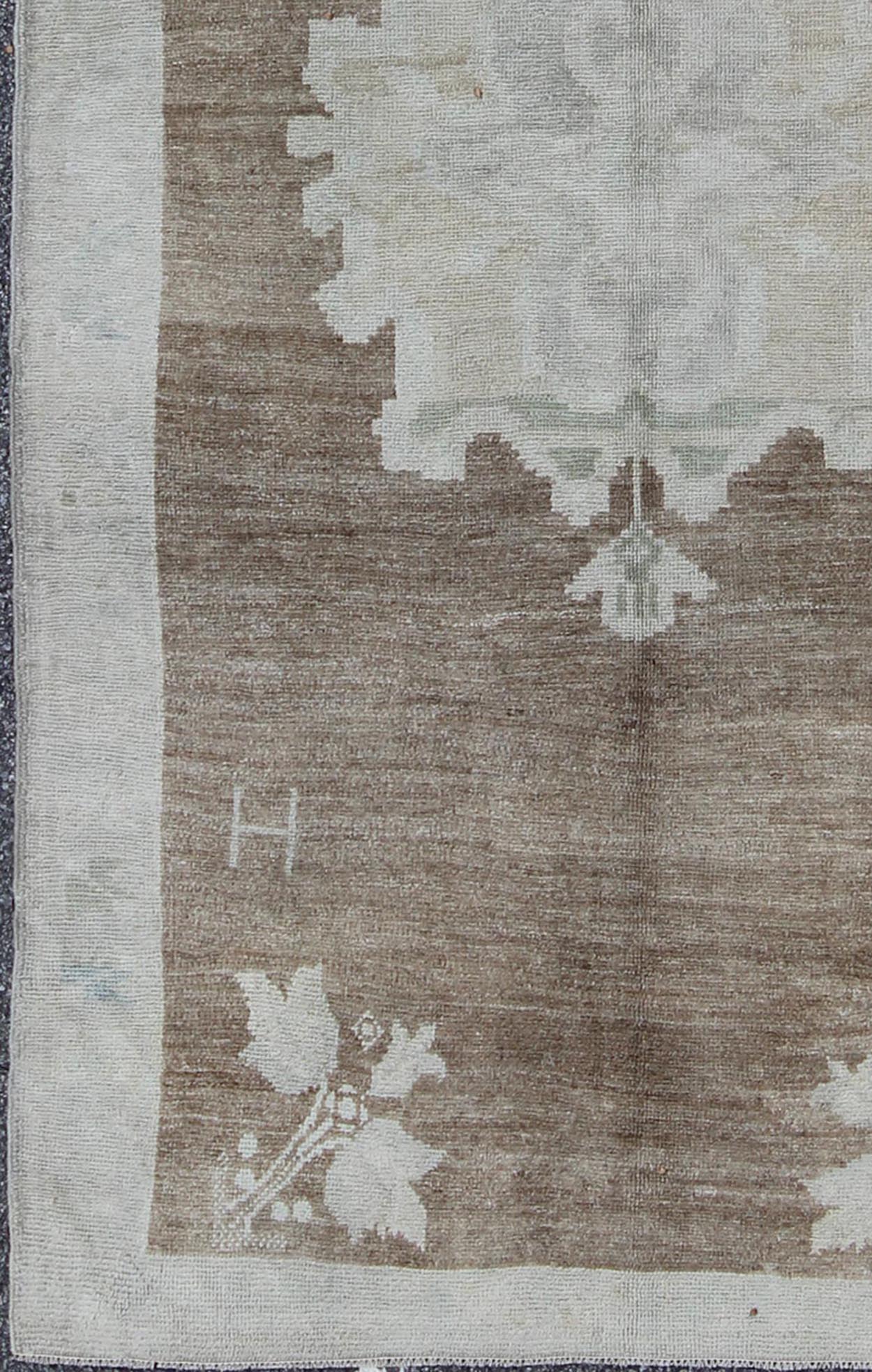 Vintage Turkish Oushak Rug with Floral Cornices in Light Brown, Gray and Cream, rug en - 141494, country of origin / type: Turkey / Oushak, circa mid - 20th century This antique Turkish Oushak carpet (circa mid - 20th century) features a central medal... - Keivan Woven ArtsEN - 141494 - 6690Rug