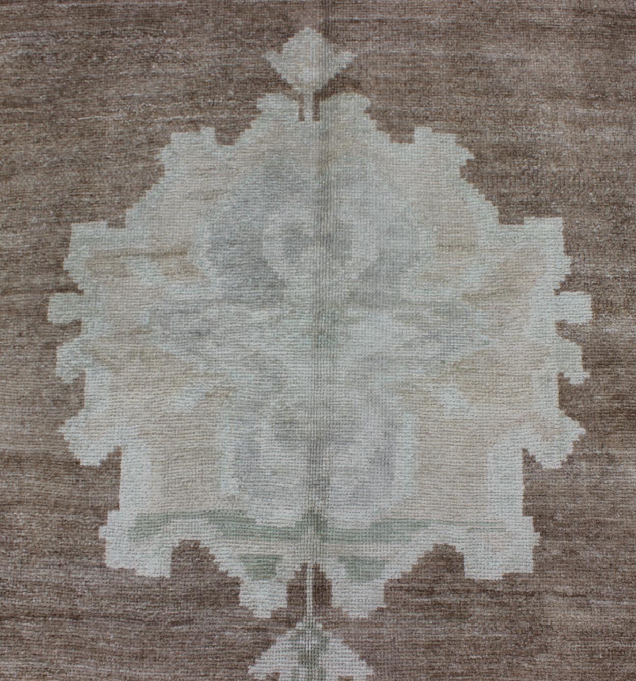 Vintage Turkish Oushak Rug with Floral Cornices in Light Brown, Gray and Cream, rug en - 141494, country of origin / type: Turkey / Oushak, circa mid - 20th century This antique Turkish Oushak carpet (circa mid - 20th century) features a central medal... - Keivan Woven ArtsEN - 141494 - 6690Rug