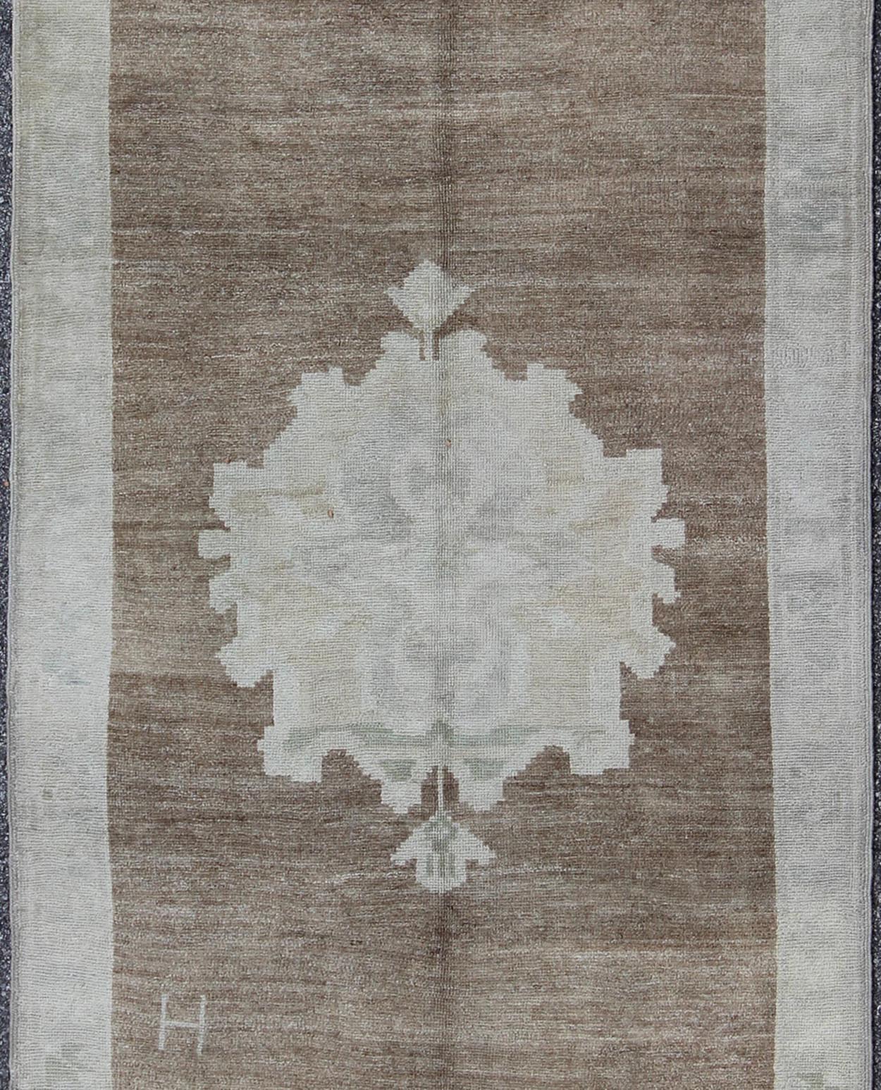 Vintage Turkish Oushak Rug with Floral Cornices in Light Brown, Gray and Cream, rug en - 141494, country of origin / type: Turkey / Oushak, circa mid - 20th century This antique Turkish Oushak carpet (circa mid - 20th century) features a central medal... - Keivan Woven ArtsEN - 141494 - 6690Rug
