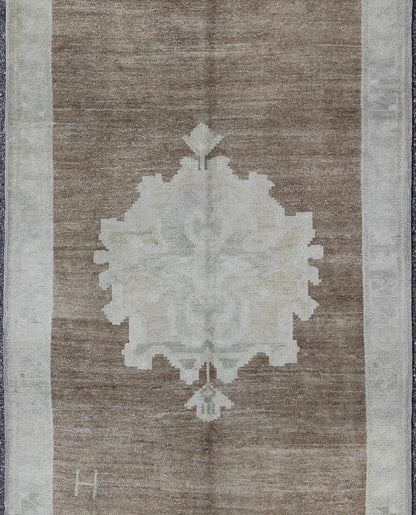 Vintage Turkish Oushak Rug with Floral Cornices in Light Brown, Gray and Cream, rug en - 141494, country of origin / type: Turkey / Oushak, circa mid - 20th century This antique Turkish Oushak carpet (circa mid - 20th century) features a central medal... - Keivan Woven ArtsEN - 141494 - 6690Rug