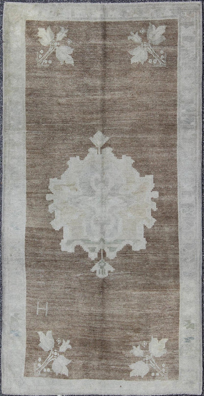 Vintage Turkish Oushak Rug with Floral Cornices in Light Brown, Gray and Cream, rug en - 141494, country of origin / type: Turkey / Oushak, circa mid - 20th century This antique Turkish Oushak carpet (circa mid - 20th century) features a central medal... - Keivan Woven ArtsEN - 141494 - 6690Rug