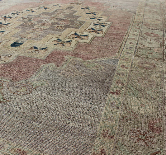 Layered geometric medallion vintage Turkish Oushak rug in cream, light purple, lavender, and gray colors, rug en - 141543, country of origin / type: Turkey / Oushak, circa 1940 This vintage Turkish Oushak rug features an intricately beautiful desi... - Keivan Woven ArtsEN - 141543 - 6706