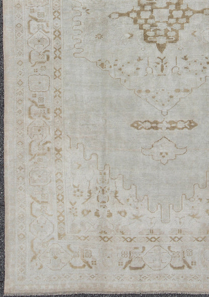 Vintage Turkish Oushak Rug with Large Central Medallion in Neutral Tones Measures: 7'3'' x 11'2''. This vintage Oushak carpet beautifully integrates neutral color compositions to decorate a calm and serene room with a subtle geometric medalli... - Keivan Woven ArtsEN - 141639 - 7831Rug