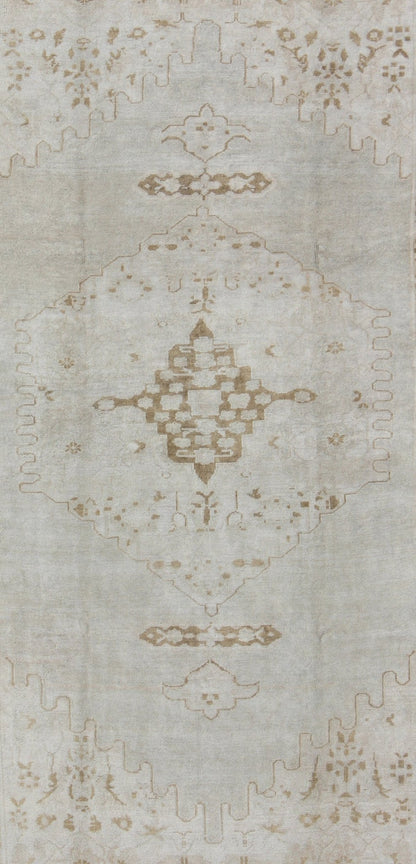 Vintage Turkish Oushak Rug with Large Central Medallion in Neutral Tones Measures: 7'3'' x 11'2''. This vintage Oushak carpet beautifully integrates neutral color compositions to decorate a calm and serene room with a subtle geometric medalli... - Keivan Woven ArtsEN - 141639 - 7831Rug
