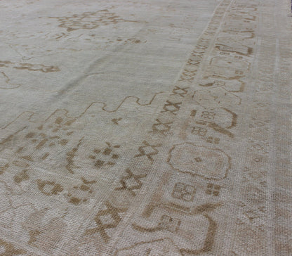 Vintage Turkish Oushak Rug with Large Central Medallion in Neutral Tones Measures: 7'3'' x 11'2''. This vintage Oushak carpet beautifully integrates neutral color compositions to decorate a calm and serene room with a subtle geometric medalli... - Keivan Woven ArtsEN - 141639 - 7831Rug
