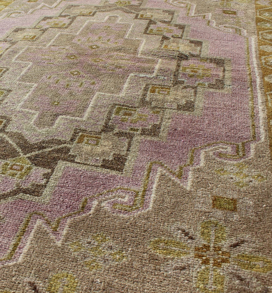 Turkish Oushak vintage rug with multi - layered medallion in lavender and green, Keivan Woven Arts / rug EN - 141673, country of origin / type: Turkey / Oushak, circa mid - 20th Century. This vintage Turkish Oushak rug features a unique blend of color... - Keivan Woven ArtsEN - 141673 - 6716Rug