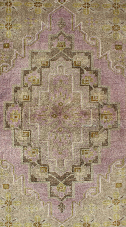 Turkish Oushak vintage rug with multi - layered medallion in lavender and green, Keivan Woven Arts / rug EN - 141673, country of origin / type: Turkey / Oushak, circa mid - 20th Century. This vintage Turkish Oushak rug features a unique blend of color... - Keivan Woven ArtsEN - 141673 - 6716Rug