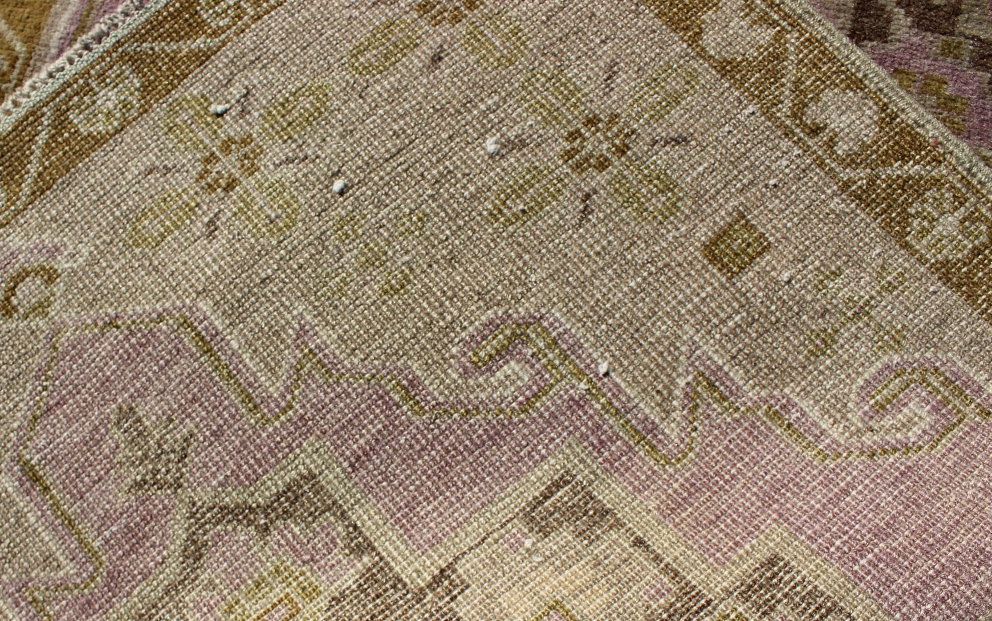 Turkish Oushak vintage rug with multi - layered medallion in lavender and green, Keivan Woven Arts / rug EN - 141673, country of origin / type: Turkey / Oushak, circa mid - 20th Century. This vintage Turkish Oushak rug features a unique blend of color... - Keivan Woven ArtsEN - 141673 - 6716Rug